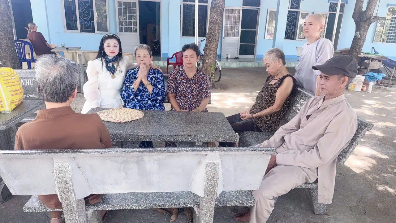 Nữ tỷ phú Hạnh Dung trở lại thăm mái ấm tình thương Khánh Hội sau hơn một thập kỷ xa cách