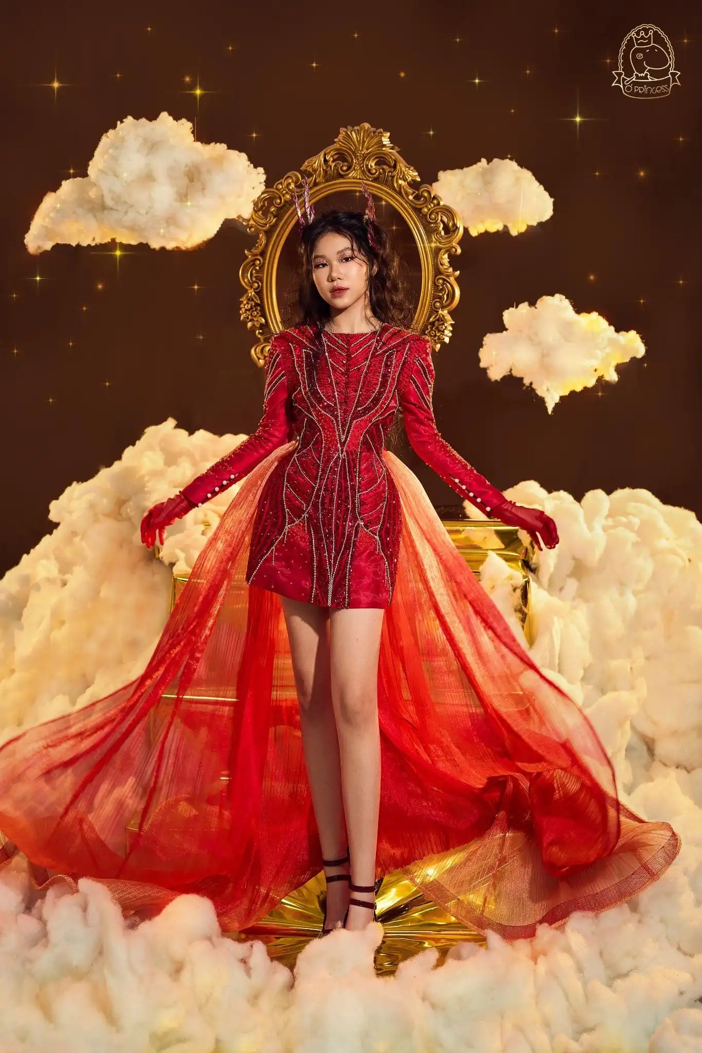 Mẫu Nhí Nguyễn Đặng Thùy Trâm – Ánh Hoàng Hôn Dịu Dàng Trên Sàn Diễn “The Solar Kingdom”