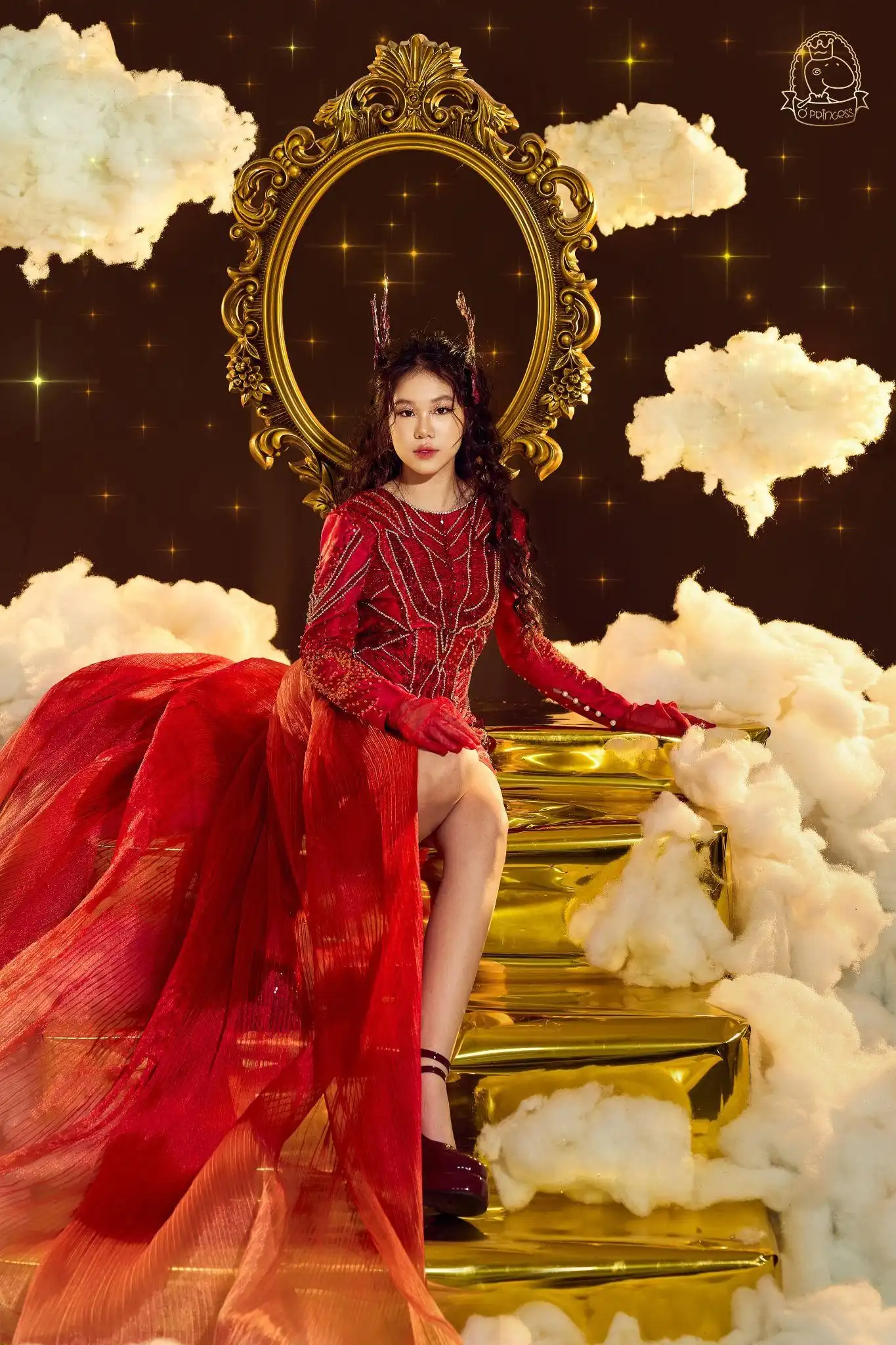 Mẫu Nhí Nguyễn Đặng Thùy Trâm – Ánh Hoàng Hôn Dịu Dàng Trên Sàn Diễn “The Solar Kingdom”