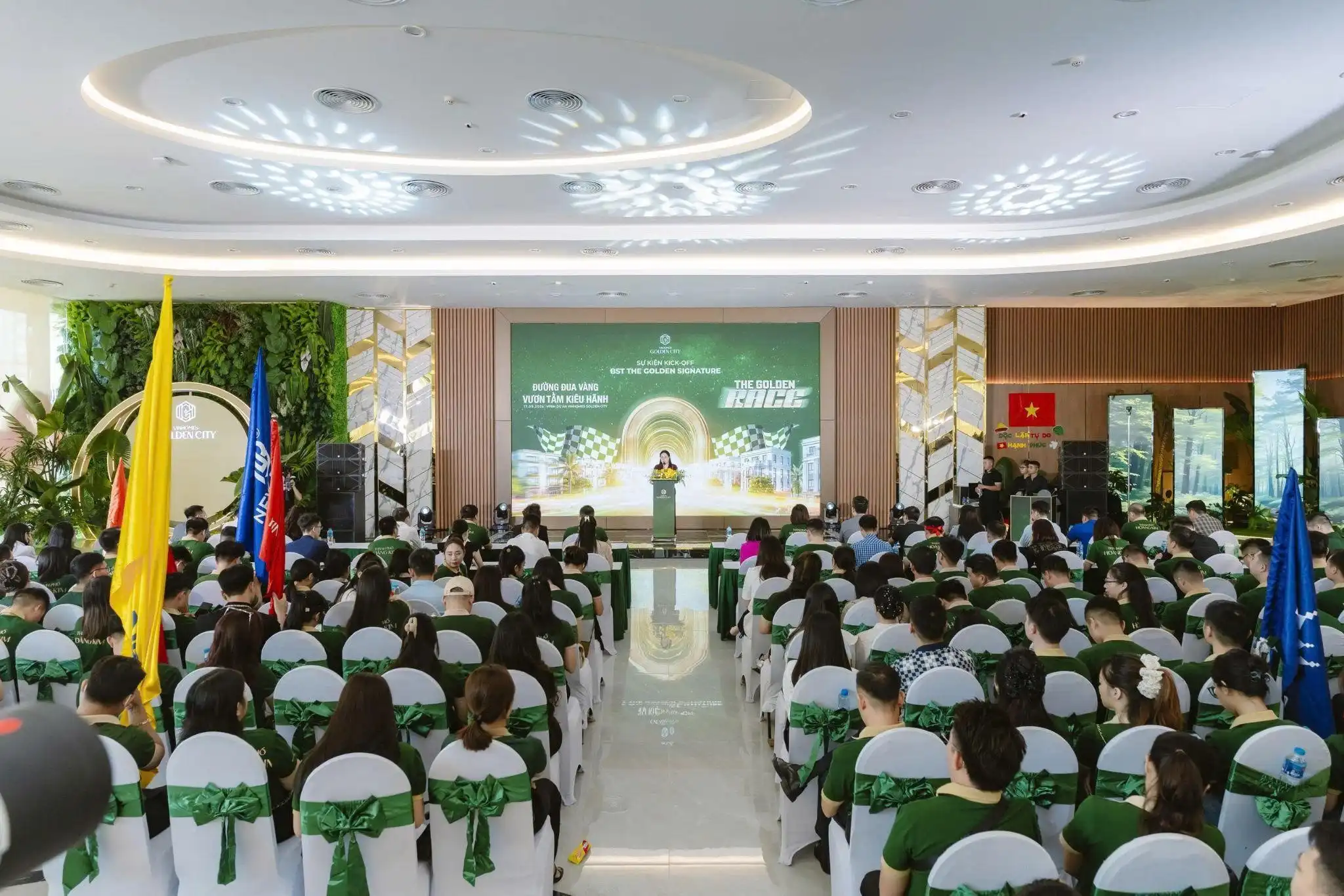 Ra mắt BST Golden Signature: Thổi bùng khí thế, khai màn cuộc đua vàng chinh phục giới tinh hoa